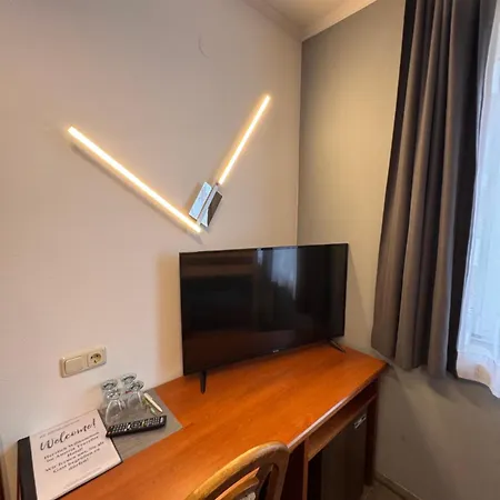 Austria Traveller Hotell 3*