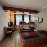 Austria Traveller فندق 3*